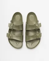 Sandalias Birkenstock Arizona de EVA color verde militar, con dos correas ajustables con hebillas metálicas.
