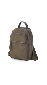 Mochila color caramelo de símil cuero, con dos bolsillos frontales con cierre y bolsillos laterales abiertos. Interior forrado con dos bolsillos con cierre y uno abierto. Tiene asa de mano y correas regulables.