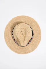 Sombrero de paja con ala ancha y cinta decorativa trenzada en la base de la copa, en colores verde, rojo y blanco.