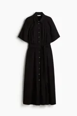 Vestido camisero midi negro con cuello camisero, botonadura frontal, mangas raglán cortas, elástico en la parte posterior de la cintura, frunces adelante y atrás, y cinturón extraíble para atar.