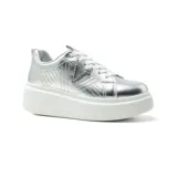 Zapatillas plateadas con plataforma blanca y cordones blancos. Presentan una letra V con strass en el lateral.