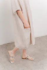 Vestido celeste de lino, corte holgado y largo midi, con escote redondo y mangas 3/4.