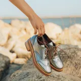 Zapato acordonado plateado de cuero vacuno, con taco de madera de 4cm y entre suela de goma de 1,5cm.