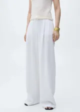 Pantalón de lyocell blanco, de corte palazzo, tiro medio y cinturón tipo lazo en la cintura.