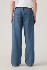 Pantalón de jean celeste de corte amplio, con cintura alta y diseño de cinturón incorporado.