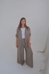 Camisa color visón de corte clásico, con cuello camisero, cierre frontal con botones y mangas 3/4.