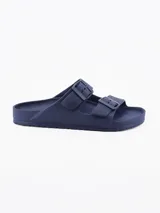 Sandalias de goma color azul marino con hebillas ajustables.