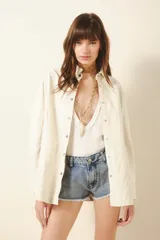 Camisa de cuero ovino color negro, de calce holgado y terminación arrugada. Tiene snaps metálicos color plata vieja con logo de la marca grabada.