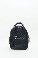 Mochila negra de nylon matelassé con diseño de corazones. Tiene bolsillo frontal con cierre, porta-notebook interno, llavero de corazón y dijes desmontables.