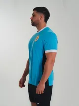 Camiseta de fútbol Nike de la selección uruguaya, modelo Stadium de la equipación titular. Diseño celeste con detalles en blanco y negro, logo de Nike y escudo de la AUF.