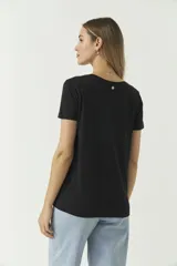 Remera básica lila de algodón con cuello redondo y mangas cortas.