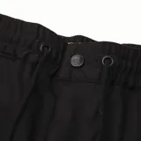 Short negro de trabajo con bolsillos cargo laterales, cintura elástica con cordón ajustable y logo de la marca Caterpillar (CAT) en el bolsillo.