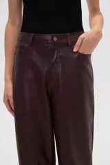 Pantalón negro de eco-cuero, de calce medio.