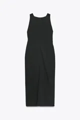 Vestido midi negro de corte ajustado, con cuello redondo y sisas. Presenta un corte en la cintura con detalle de tejido cruzado y abertura en el delantero. Cierre trasero con cremallera oculta.