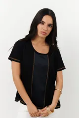 Remera azul marino de algodón con paneles frontales de satén y costuras decorativas en contraste.