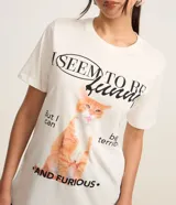 Remera blanca de algodón con cuello redondo y mangas cortas. Presenta un estampado de un gato con la frase "I seem to be funny and furious".