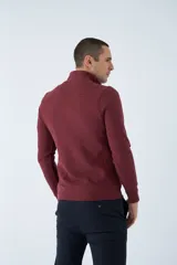 Buzo de hombre azul marino con medio cierre, cuello alto y logo estampado en el pecho. Corte regular y mangas largas.