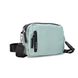 Bandolera color crudo con correa ancha negra con logo de la marca en blanco. Tiene cierre superior, bolsillo frontal con cierre vertical y bolsillo trasero.
