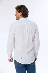 Camisa blanca de lino a rayas celestes, de manga larga, cuello mao y corte slim fit.