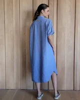 Collar con cordón marrón y dijes de estrellas de mar rojas y blancas.