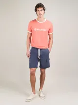 Bermuda color beige, corte regular fit, con cierre elástico y cordones en la cintura. Cuenta con bolsillos cargo laterales y detalles en los bolsillos.