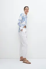 Pantalón jogger blanco de lino con cintura elastizada y cordón ajustable.