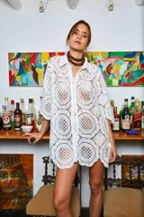 Camisa blanca de tela calada con círculos, corte clásico y holgado.