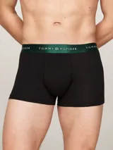 Pack de tres bóxers negros de algodón elástico con cinturas elásticas de diferentes colores (verde, negro y gris) con el logo de Tommy Hilfiger.