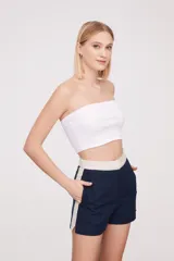 Top strapless blanco ajustado al cuerpo.
