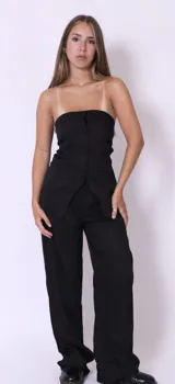 Conjunto sastrero negro de dos piezas, compuesto por un top strapless con botones y un pantalón de vestir de corte recto.