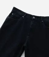 Pantalón de jean para hombre de corte recto, con cintura tradicional y cierre de cremallera. Confeccionado en denim de algodón 100%.