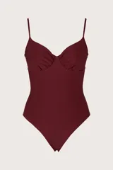 Traje de baño entero color bordó, con breteles finos y escote corazón.