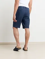 Bermuda de lino azul marino, corte recto y largo a la rodilla.