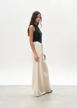 Pantalón de jean color crudo, de corte mega wide leg y tiro alto.