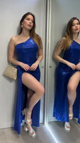 Vestido largo de fiesta azul eléctrico con lentejuelas, corte al bies, escote asimétrico de un solo hombro y abertura lateral en la falda. Incluye brazalete dorado.