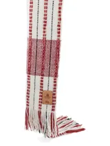 Bufanda larga tejida a mano en lana merino, viscosa y lino, con diseño a rayas horizontales en tonos crudo, rojo y negro. Aplique de cuero con logo grabado de la colaboración Manos + PQ.