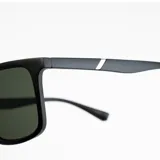 Lentes de sol con diseño cuadrado y lentes polarizados en color marrón.