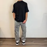 Pantalón cargo negro de corte recto con bolsillos laterales.