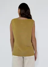 Chaleco amarillo de punto con cuello en V y ribete de encaje en cuello, sisas y ruedo.