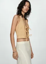 Top color arena con escote halter y lazos ajustables en el frente.