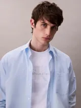 Remera blanca de algodón regenerativo con cuello redondo, corte regular y mangas cortas. Presenta el logotipo de Calvin Klein bordado en el frente.