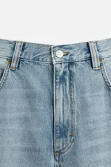 Pantalón de jean celeste de corte amplio, con efecto lavado y roturas.