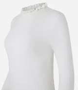 Suéter rojo de punto con cuello alto y frufrú en cuello y puños.