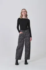 Body blanco de manga larga, corte ajustado al cuerpo, con escote bote.