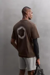 Remera marrón de corte relaxed fit, cuello redondo y manga corta. Estampado con logo Zara Athleticz en el pecho y texto en la nuca.
