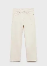 Pantalón de jean color crudo, de corte recto, tiro medio y largo cropped. Presenta cinco bolsillos, trabillas para cinturón y bajo desflecado.