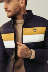 Campera puffer azul marino con cierre frontal, cuello alto y dos franjas horizontales en el pecho, una amarilla y otra blanca.