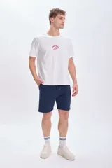 Bermuda deportiva azul marino con cintura elástica ajustable con cordón.