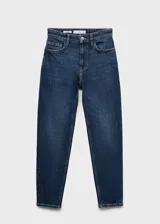 Jeans mom fit de tiro alto en denim azul oscuro, con cierre de cremallera y botón, cinco bolsillos y trabillas.