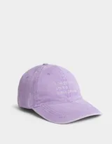 Gorra de gabardina color negro con bordado frontal en letras blancas.